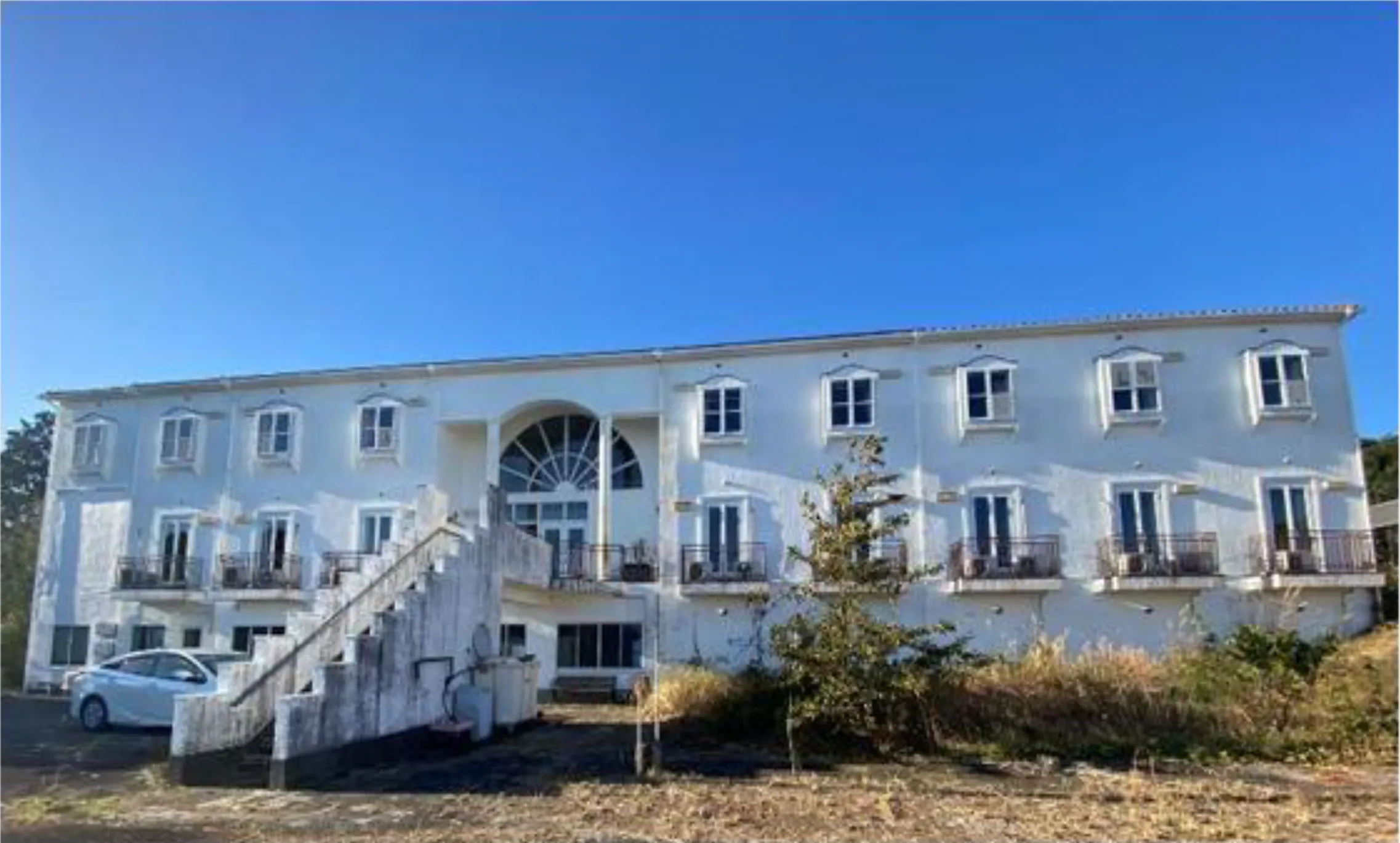 伊東市富戸グランドスクエア｜海と森に抱かれた“理想郷エリア”に佇む、約900坪の広大な土地と大型ホテル建物付き物件